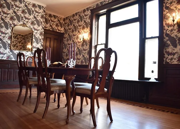 Historic Manor Overlooking Park Сasa de vacaciones
